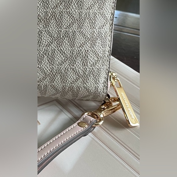 Michael Kors Jet Set Wallet - Picture 6 of 8